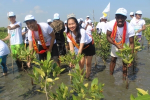 Dominicans plant trees